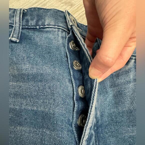 Jessica Simpson Relaxed High Waisted Distressed Frayed Button Fly Shorts Size 30 - Picture 4 of 6